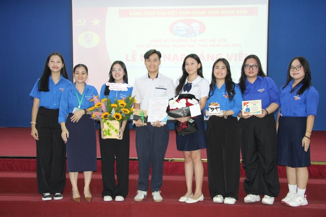 Nam sinh Trường Trung học Thực hành Sài Gòn được kết nạp Đảng trong ngày sinh nhật Bác 3 aaaa